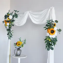 Dekoracyjne kwiaty w stylu leśnym sztucznym słonecznikiem arch