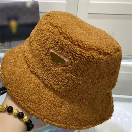 DHL grátis Venda Quente Inverno Designer Bucket Hat para Homens Mulheres Moda Teddy Bonnet Beanie Designers Caps Chapéus Mens Fofo Quente Sunhat Fuzzy Cap 23ss