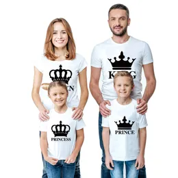 Family Matching Outfits Family matching outfits daddy mommy family look summer cotton crown print Tshirt baby mother kids Family clothing sets tshirts 230427