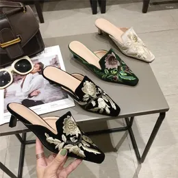 Kapcie haftowe muły kwiatowe kobiety pokrywa stado stada cienkie wysokie obcasy buty butów sandalii małe kwadratowe kwiatowe slajdy 2023