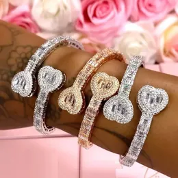 Bangle Iced Out Bling Geometric Classic Heart Shaped Jewel Micro Pave 5A White Cubic Zirconia CZ Open Justera för Women Lover 231127