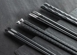 5ペアの箸セットは、家庭用で一般的に使用されている尖った箸と243mmの黒いディナーの箱451982862の箱