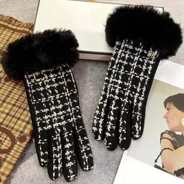 Guantes peludos con lazo de invierno de diseñador para mujer, manoplas de piel de oveja, guantes con forro de Cachemira de cuero grueso, regalos de Navidad 2311275Z