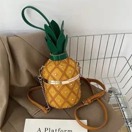 Kvällspåsar kawaii tjej kvinnor väska mode söt ananas design axel originalitet ladys crossbody metall kedja handväska 231127