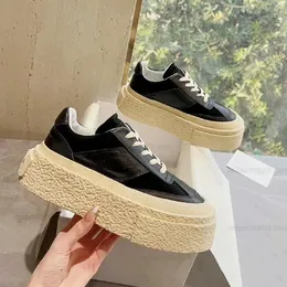 Kvinnor skor läderplattform låg topp sneakers designer kalv läder mocka trim logotyp lapp tunga snörning skarvning rund tå svarta tränare