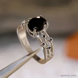 Anneaux de mariage Noir Pierre Femmes Bague Mode Trois Rangées pour Danse Accessoires De Fête Match Robe Noire Fille Cadeau En Gros Lots En Vrac R231127