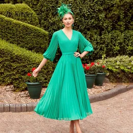 Abito corto per la madre della sposa corto con scollo a V verde moda Abito a trapezio lunghezza tè in chiffon Abito per invitati a un matrimonio Mezze maniche Abito per la madre taglie forti