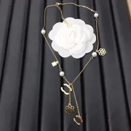 Designer halsband blomma hänge choker för kvinnor märke bokstav guld pläterad titan stål pärla mode kvinnors halsband kedja bröllop