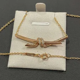 Högkvalitativ full diamantvriden halsband par fashionabla personliga hängen för kvinnor lätt och nischdesignkänsla