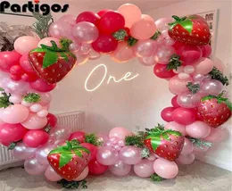 127PCS Strawberry Party Decoration Decoration Balloon Kit dla dziewcząt 1st Drugą przyjęcie urodzinowe Dekoracja motywu truskawkowego AA2202077682