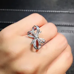 Обручальные кольца Huitan Bow Shape CZ Кольцо для женщин Помолвка Нежный Шарм Серебряный Цвет Бантом Массивные Ювелирные Изделия 231124