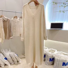 プラスサイズのドレスサイズ6xl 150kg女性用の高品質の秋のセーターソリッドカラーvネックプルオーバー太い冬の長いマキシ230426