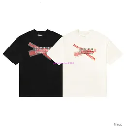 Дизайнерская модная одежда Мужские футболки Футболка Mm6 Majira с коротким рукавом Летняя новая красная лента Цифровая печать с круглым вырезом High Street Повседневная свободная мужская женская футболка