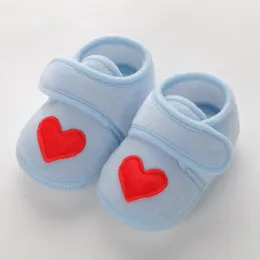 Första vandrare 2023 Baby Sweet Shoes Born Girls Spädbarn Röd hjärta Prewalkers Crib Nonslip Toddler