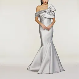 Vintage Long Satin Silver Prom -klänningar med Bow Mermaid Anpassad veckad en axel WATTEAU Train Party Dress Maxi Formella aftonklänningar för kvinnor
