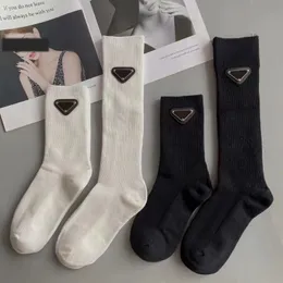 Tasarımcı Kadın Çorap Üçgen Rozeti Siyah ve Beyaz Yüksek Çorap Buzağı Çoraplar Moda Diz Çoraplar En İyi Kalite