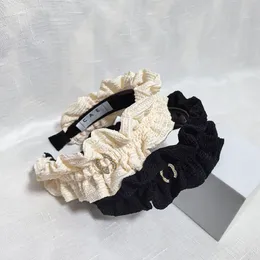 Koreański list czarny plisowany opaska na głowę w stylu Księżniczka Fashion Hair Clip Womns Prezent Family EmnWear Wysokiej jakości czarno-biały luksusowy designerski opaska na głowę