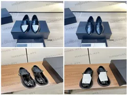 Sandálias de designer de alta qualidade sapatos casuais elegantes versáteis apartamentos clássico couro de bezerro preto branco cor bloco vestido sapatos mulheres retro mocassins