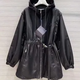 Las nuevas mangas de abrigo con capucha para mujeres de la chaqueta del diseñador se desmontan tienen textura en blanco y negro