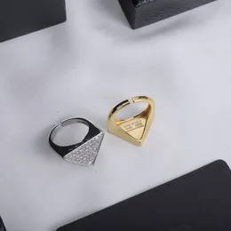 Modedesigner män och kvinnors ringar zirkon metall triangel logotyp guld silver justerbar