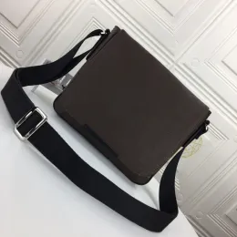 2023 NYA FLAP MENS SKULDVÄDDAR Äkta läderdesigners Messenger Bag Famous Trip Postman Classic Handbag Portfölj Crossbody High Quality District Wallet