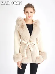 女性の毛皮のフェイクファーザドリン冬のコート女性毛皮のようなフードスエードブラックフェイクファーコートとベルト濃い暖かい毛皮カーディガンフェイクファージャケット231127