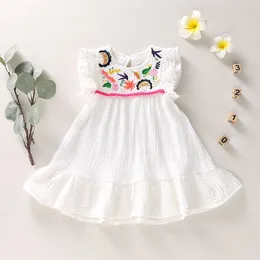 Sukienki dla dziewcząt niemowlę bawełniane lniane plisowane krótkie rękawie Delikatne haft haftowy biały letni wypoczynek 230427
