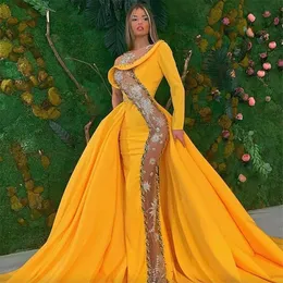 2023 Gelbe Meerjungfrau-Abendkleider, Spitze, Pailletten, transparent, lange formelle Abendkleider, Überrock, rotes Teppichkleid