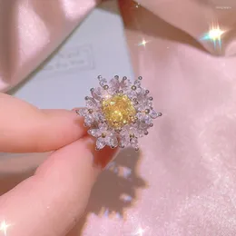 Cluster Rings Luxury skapade Citrine Little Daisy Ring för kvinnor Yellow Emstone Silver Plate Justerbara smycken Damer Engaged Christmas