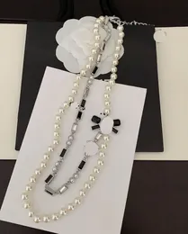 Новейшее двухслойное жемчужное ожерелье с черно-белым бриллиантовым бантом изготовлено из латуни ZP.