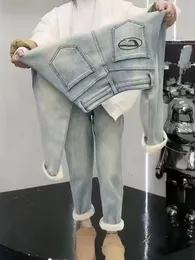 2023ファッションウォームライトブルーバックポケット刺繍厚とフリースジーンズ女性冬の爆発ショーシンフィートハーランパンダパンツ
