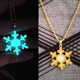 Pendant Necklaces Fashion Personality Noctilucent Snow Flower Necklace Snowflake Pendent For Women Year Gift Christmas Jewelry Accessories