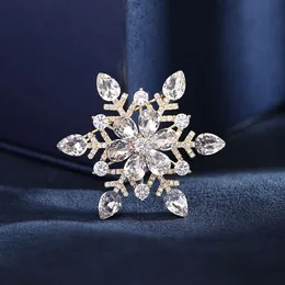 Zircon Snowflake Brooch صغير التصميم الإحساس بدلة معطف معطف الإكسسوارات CORSAGE 2022 ملابس جديدة