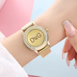 腕時計ファッション有名なDQGブランドレディースウォッチウォーター抵抗性ダブルダイヤモンドゴールドアロイストラップクォーツ腕時計