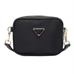 Handväskor Designer Väskor äkta läder axelpåsar bokstäver-mönster nylon plånböcker kvinnor handväska mode crossbody bag251x