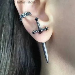 Stud Gothic Kinitial miecz kolczyki Vintage Cool Punk Crystal Ear Jacke Goth Dagger Kolczyki Biżuteria Prezent dla kobiet YQ231128