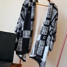 Sciarpa di cashmere invernale di lusso da donna Designer Codice QR Sciarpe di lana Uomo caldo fazzoletto da collo in pashmina Scialle scozzese con nappe Sciarpe giganti con logo C
