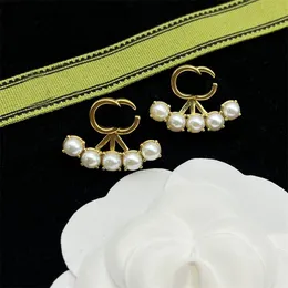 Shine Stud Coldings Designer dla kobiet luksusowe kolczyki podwójne litery Diamond Pearl Dangle Ladies Nie znika proste vintage Gold Earring Casual Proste Zb109