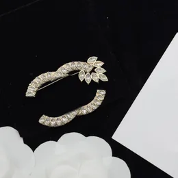 Lyx 18k guldpläterad mässing koppar broscher bokstav designer kvinnor män blomstift tröja smycken brosch stift gifta sig bröllopstillbehör