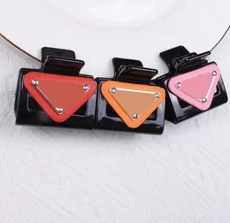 20 Stil Frauen Designer P Familie Buchstaben Acryl Haarklemmen Koreanische Geometrische Aushöhlen Klaue Clips Kleine Süße Wind Krabben Hai Clip Haarnadel Zubehör