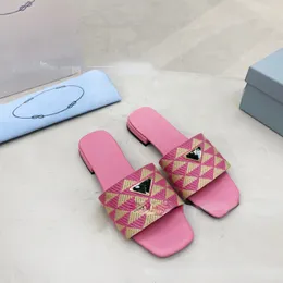 Pantofole ricamate con marchio famoso triangolo americano Sandali da donna di nuova moda all'aperto con una linea Fornitura diretta in fabbrica