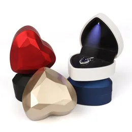 Caixas de jóias caixa de anel criativo forma de coração led luz proposta confissão brinco pingente presente de armazenamento 231127