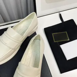Ny lyxdesigner Metal Letter Top Quality Dress Shoes Loafers använder olika tillfällen allt matchande skor fabrikskor