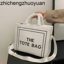 Дизайнерские женщины Tote Bag2023 Новый вышитый универсальный вариант большой пропускной способности Commuter Messenger Fashion Bag2173