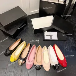 Tasarımcı Elbise Ayakkabı Bahar Sonbahar Cowhide Mektubu Yay Bale Dans Ayakkabı Moda Kadınlar Siyah Düz Tekne Ayakkabı Leydi Deri Çürütme Tembel Loafers