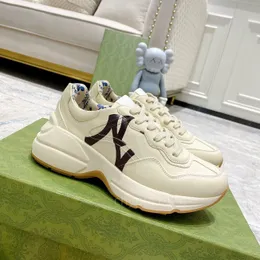 Designer skor rhyton skor casual skor män kvinnor ryton sneaker läpp sport tjock soled män kvinnor tecknad bokstäver tjock soleg familj beige kamel