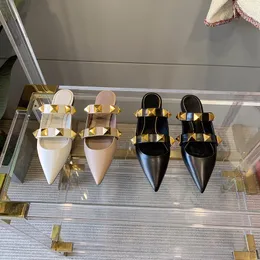 Baotou meia chinelo feminino rebite pontiagudo sola plana sapatos únicos usando chinelos legais Moeller fora da moda