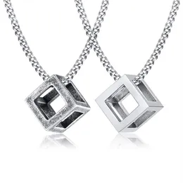 MENS OCH WOMENS 3D CUBE CHARMS Halsband i rostfritt stål Geometriskt öppet kub hänge1988