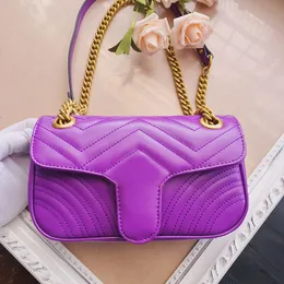 Bolso de hombro con solapa Bolso cruzado con cadena Bolso de diseñador Bolso de viaje de cuero cosido con estampado de ondas Herrajes de metal Letra Hebilla magnética Bolsillo para teléfono celular Púrpura