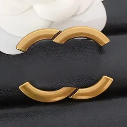 Spilla con ciondolo a forma di lettera di marca di design di gioielli in cristallo con intarsio placcato oro da donna. Accessorio regalo per festa di nozze